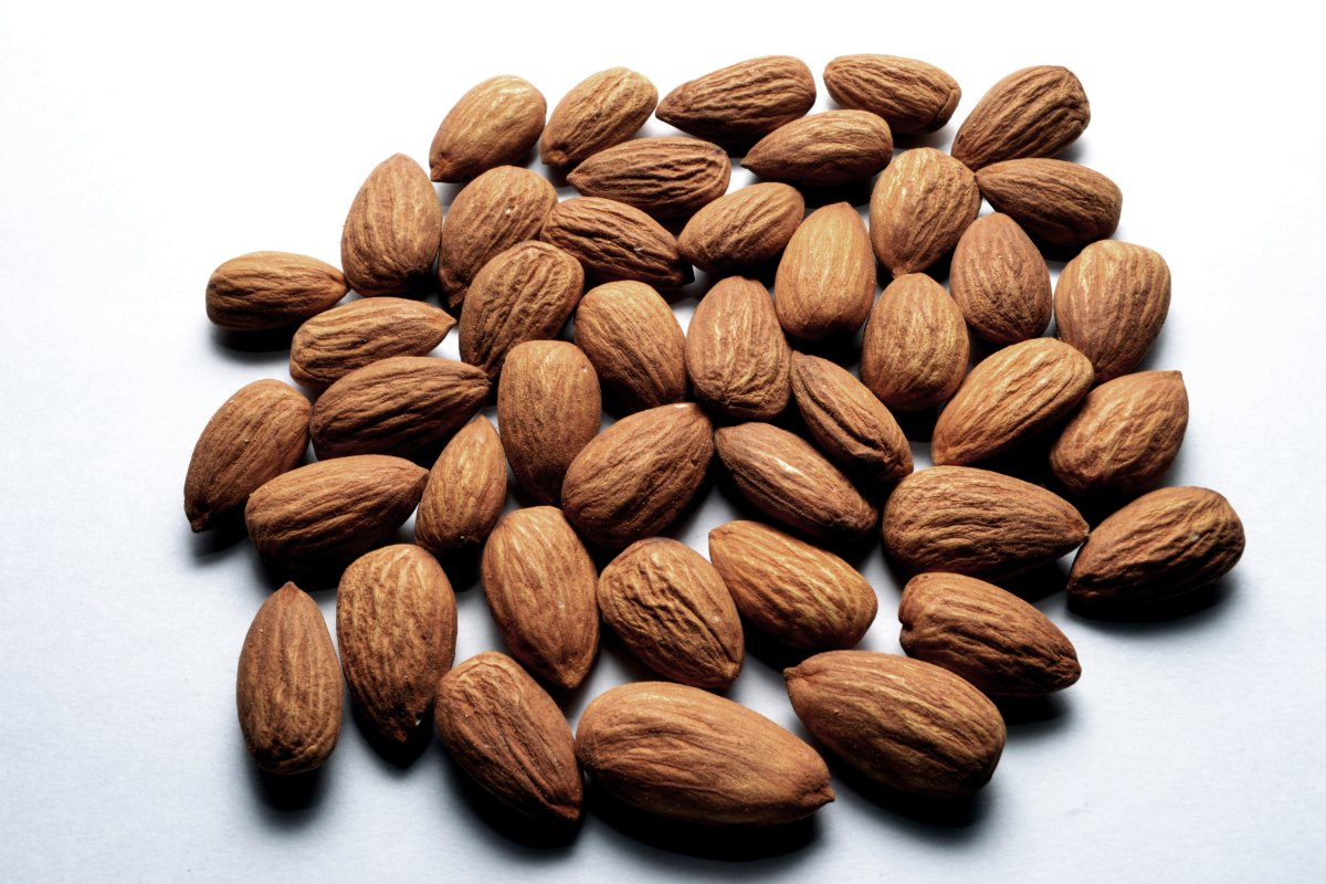 بادام درختی خام